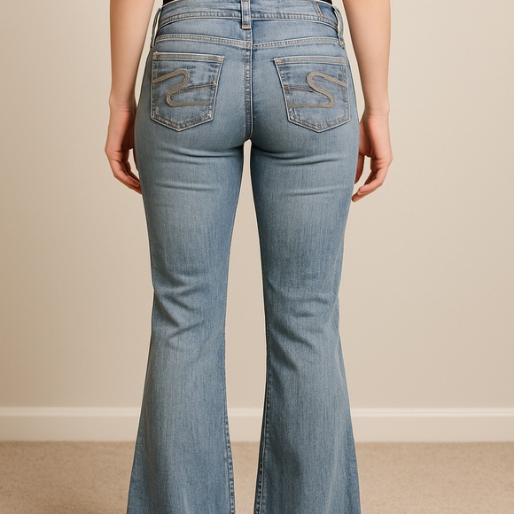 Silver Jeans Francis LOW RISE/FLARE LIGHT WASH SLIGHTLY DISTRESSED 29/33 NWOT - Picture 2 of 8